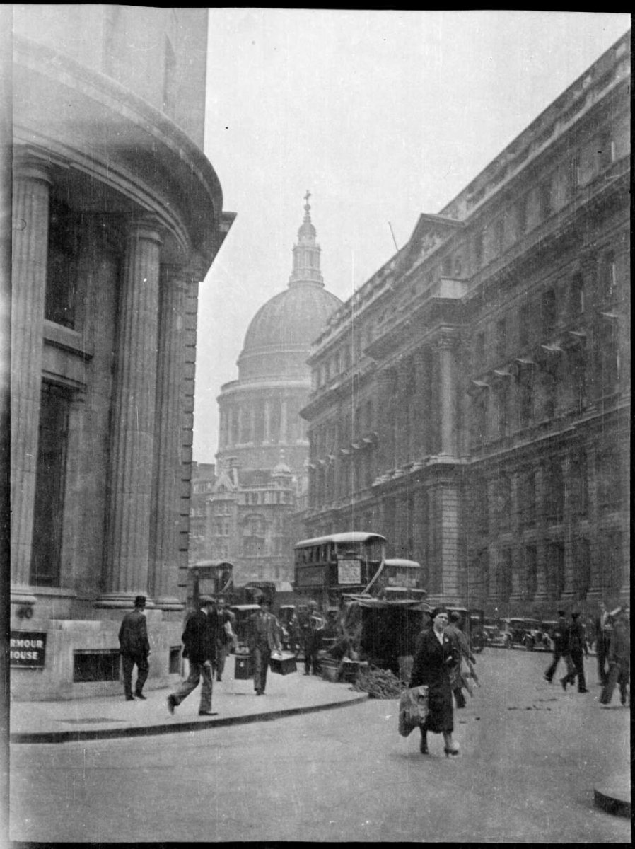 London street scene 1934