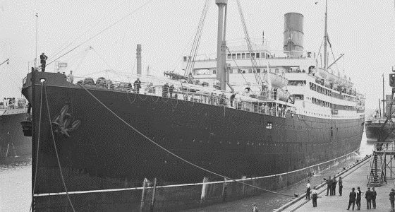 R.M.S. Carinthia casting off from Victoria Quay, Perth, Western Australia, 15 January 1927