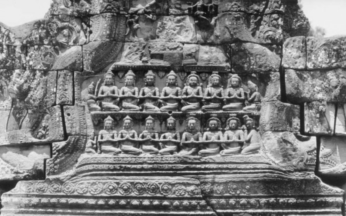 stone carvings, two rows of Buddhas