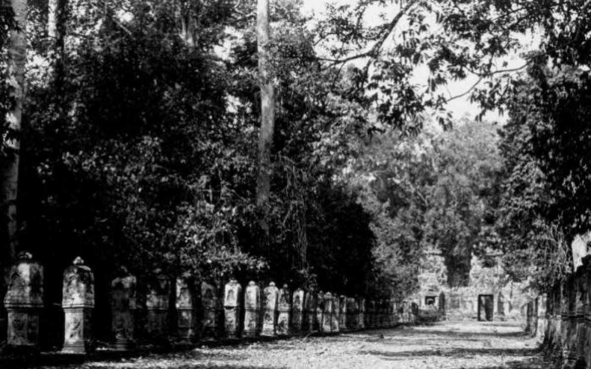 Preah Khan, rows of stone posts lined towards gopura