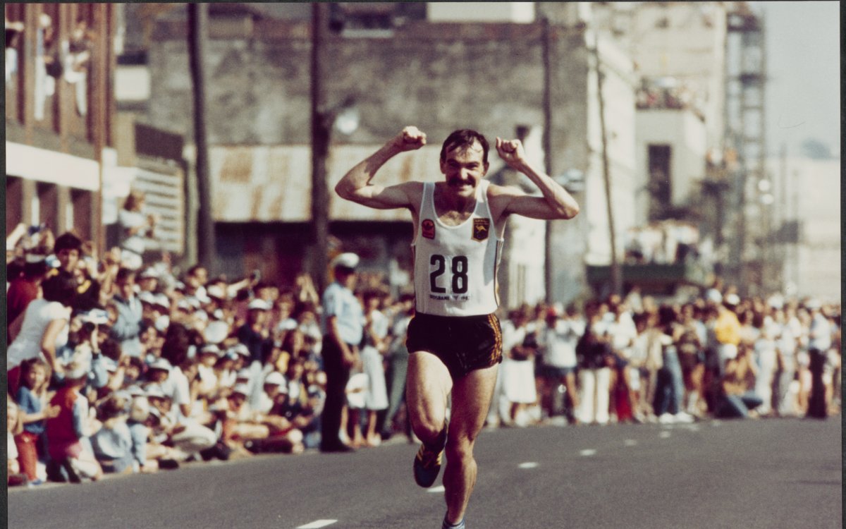 Photo of Robert de Castella winning the gold medal at the Commonwealth Games Marathon, Brisbane, 1982