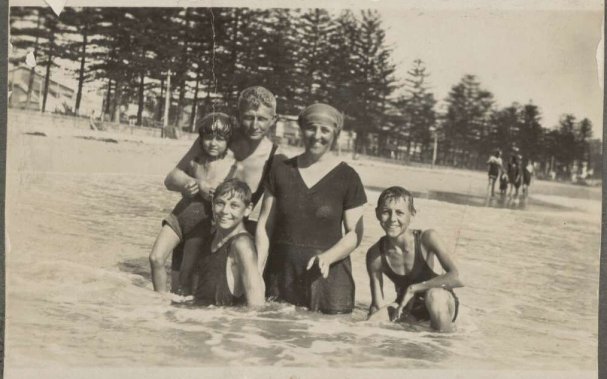 A family at Manly beach, New South Wales, 1923 / Noel Minchin 