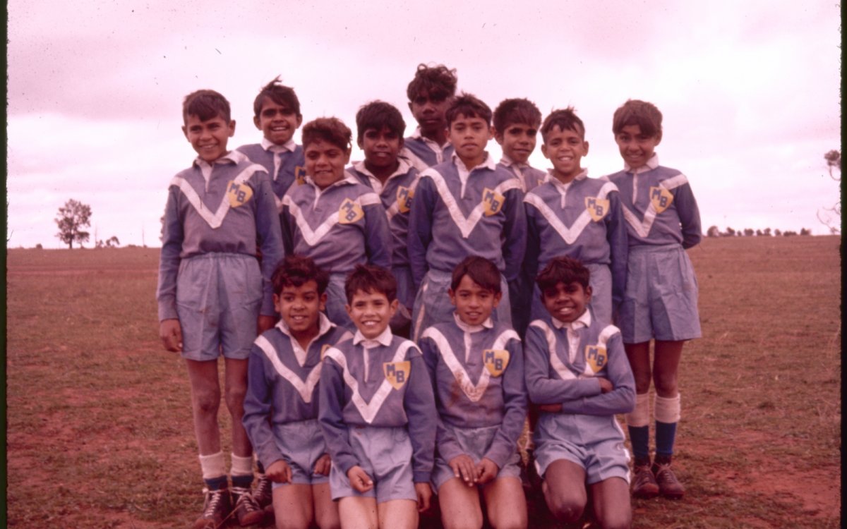 Photo of indigenous team Murrin Bridge 6 stone 7s football team, New South Wales, July 1961