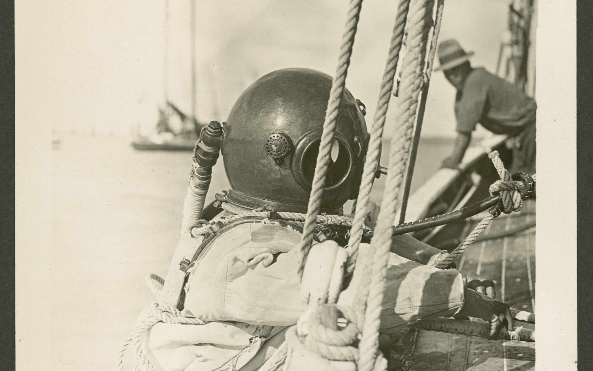 Pearl diver ready to descend into the water
