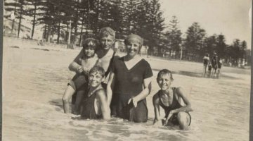 A family at Manly beach, New South Wales, 1923 / Noel Minchin 