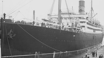 R.M.S. Carinthia casting off from Victoria Quay, Perth, Western Australia, 15 January 1927
