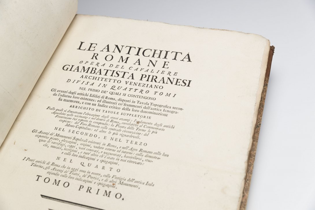 A page from an old book with lots of text, the heading 'Le antichita romane'